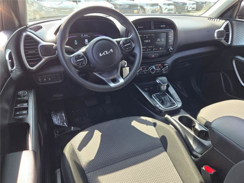 Used 2025 Kia Soul LX w/ LX Technology Package FWD image 21