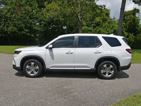 Used 2025 Honda Pilot EX-L image 2