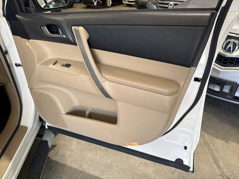 Used 2012 Toyota Highlander SE image 24