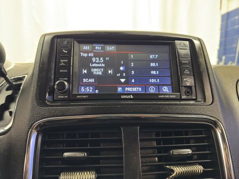 Used 2019 Dodge Grand Caravan SE image 16