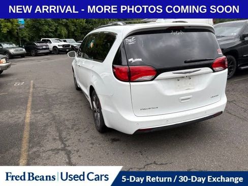 Used 2018 Chrysler Pacifica Limited w/ Tire & Wheel Group FWD image 7
