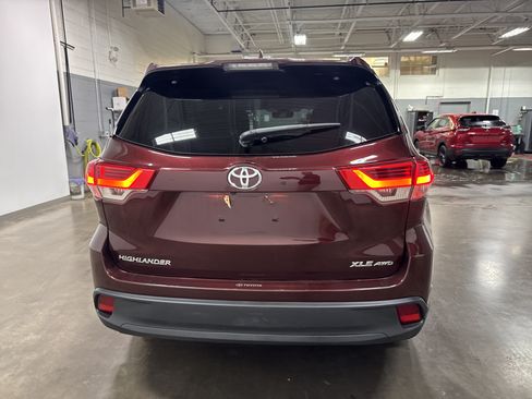 Used 2019 Toyota Highlander XLE AWD/4WD image 4