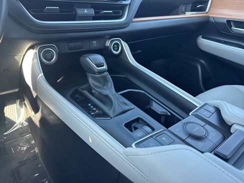 Used 2025 Toyota Grand Highlander AWD image 17