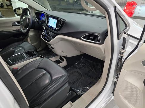 Used 2024 Chrysler Pacifica Touring-L image 30
