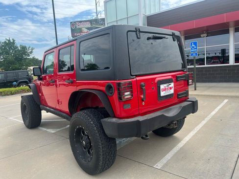 Used 2014 Jeep Wrangler Unlimited Sahara w/ Connectivity Group AWD/4WD image 8
