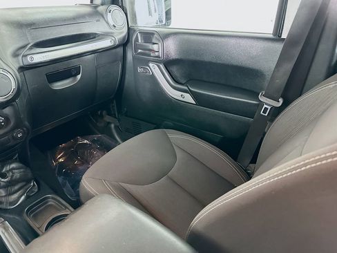 Used 2017 Jeep Wrangler Unlimited Sahara w/ Connectivity Group image 27