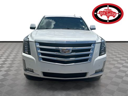 Used 2019 Cadillac Escalade Luxury RWD image 2