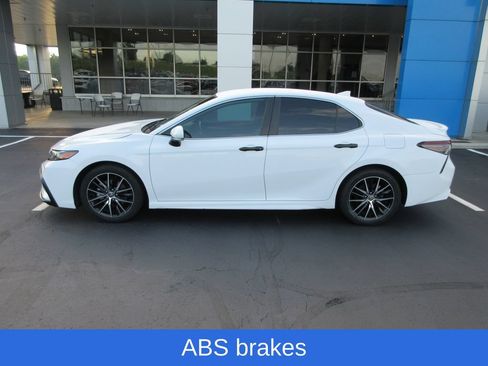 Used 2024 Toyota Camry SE FWD image 2