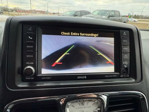 Used 2014 Chrysler Town & Country Touring w/ Driver Convenience Group image 16