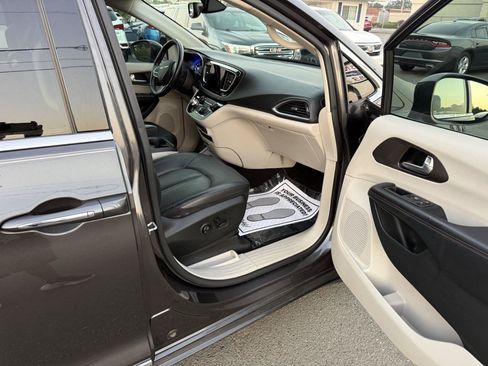 Used 2018 Chrysler Pacifica Touring-L Plus FWD image 12