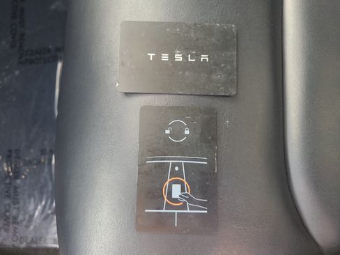 Used 2022 Tesla Model Y Long Range AWD/4WD image 32
