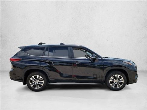Used 2023 Toyota Highlander XLE FWD image 4
