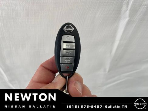Used 2018 Nissan Rogue SV FWD image 32