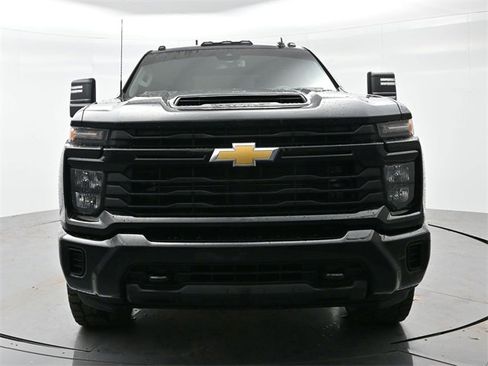 Used 2024 Chevrolet Silverado 2500 Custom w/ Custom Value Package image 2