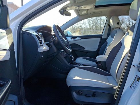 Certified 2025 Volkswagen Taos SE w/ Panoramic Sunroof Package image 13