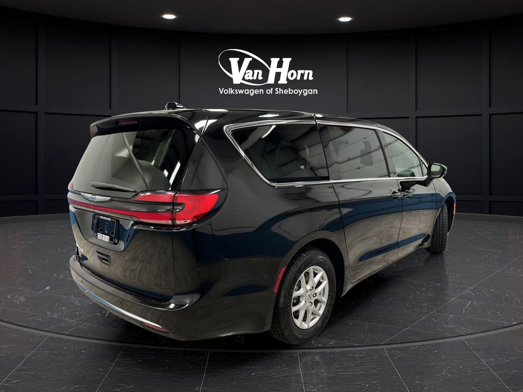 Used 2024 Chrysler Pacifica Touring-L FWD image 7
