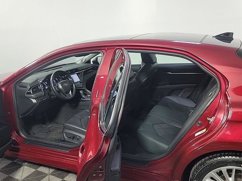 Used 2019 Toyota Camry XLE w/ Navigation Package image 14