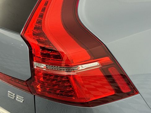 Used 2022 Volvo XC60 B5 Inscription w/ Advanced Package image 33