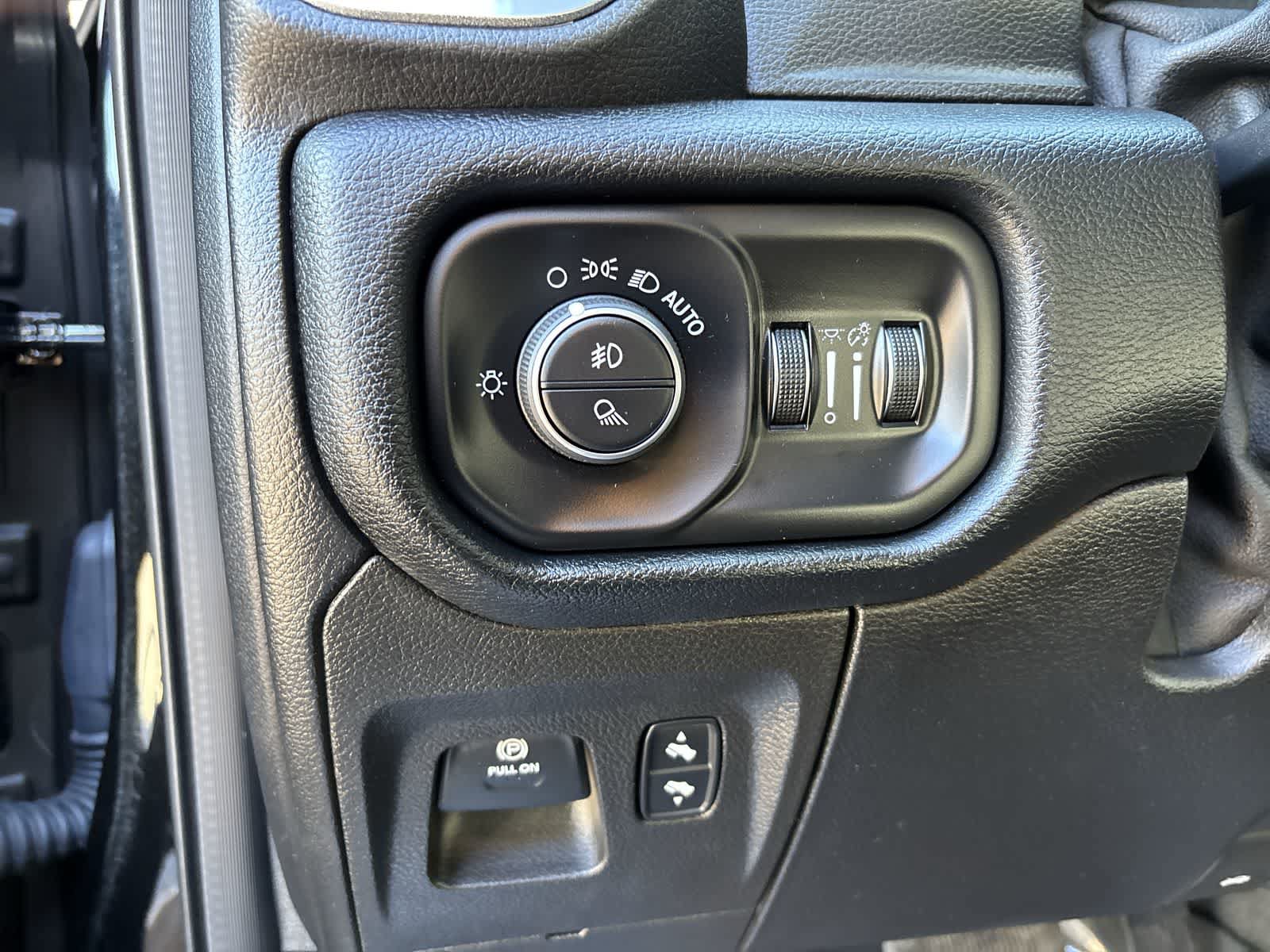 Used 2019 RAM 1500 Laramie AWD/4WD image 10