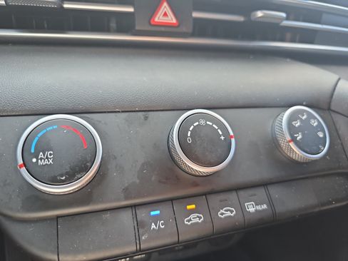 Used 2025 Hyundai Elantra SE FWD image 15