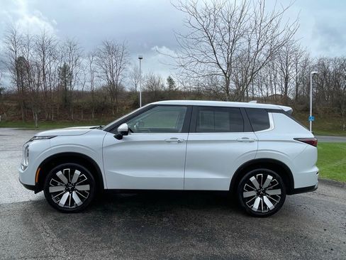 Used 2025 Mitsubishi Outlander SE image 6