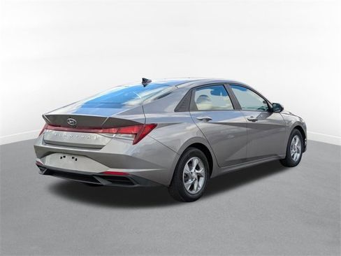 Used 2021 Hyundai Elantra SE image 3