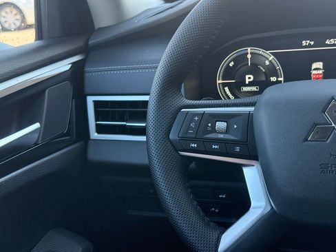 New 2025 Mitsubishi Outlander SE image 10