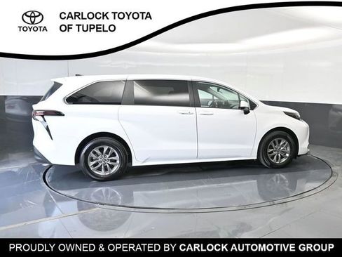 Used 2026 Toyota Sienna LE FWD image 4
