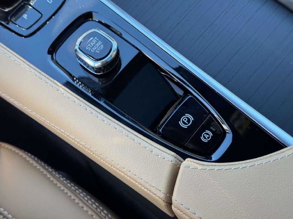 Certified 2025 Volvo XC90 T8 Ultra w/ Protection Package Premier AWD/4WD image 28