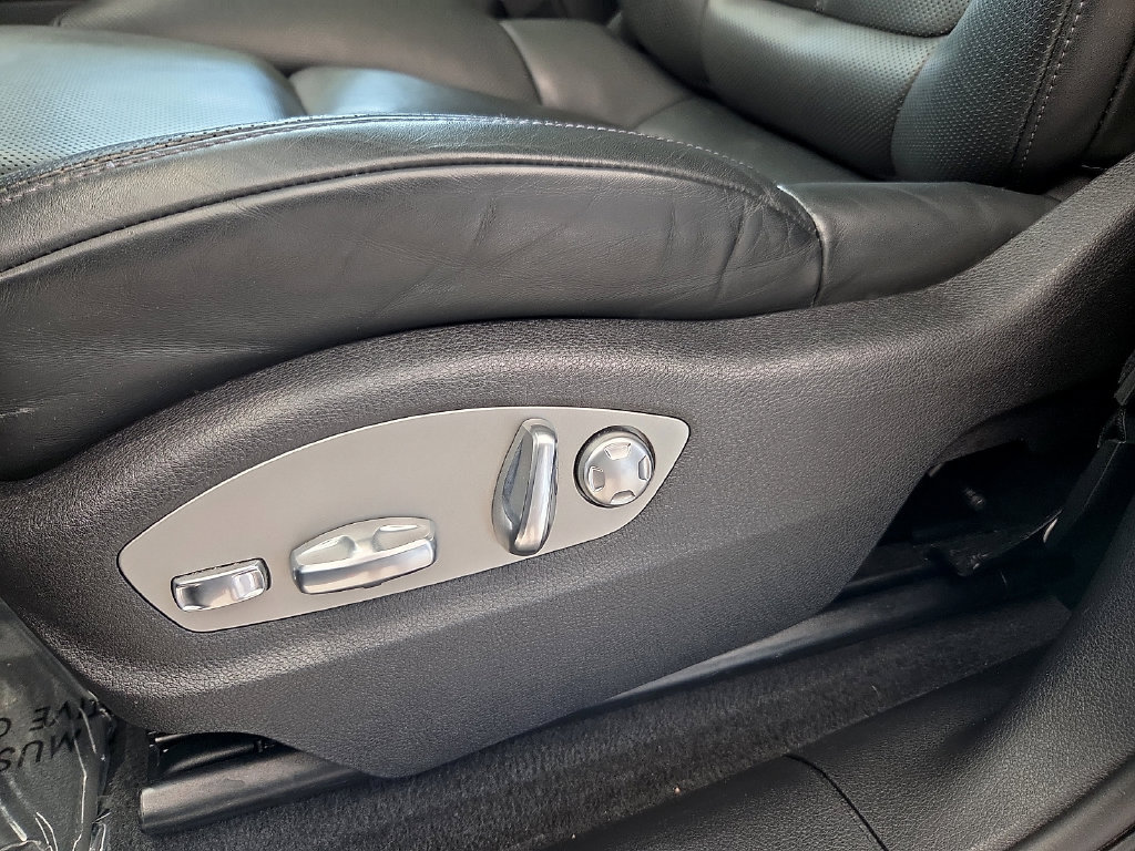 Used 2025 Porsche Macan Turbo AWD/4WD image 17