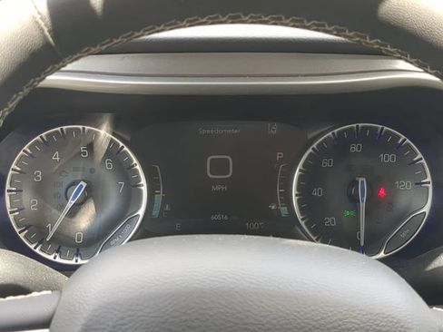 Used 2023 Chrysler Pacifica Touring-L FWD image 34