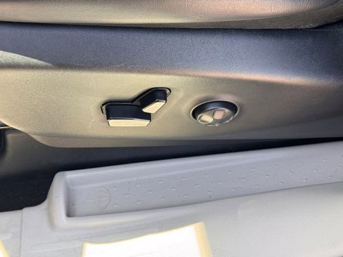 Used 2023 Chrysler Pacifica Touring-L FWD image 12