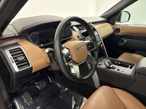 Used 2023 Land Rover Discovery Metropolitan Edition AWD/4WD image 4