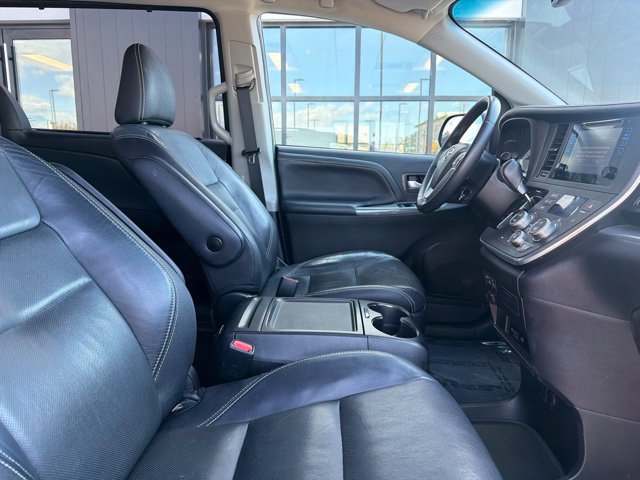Used 2017 Toyota Sienna SE Premium FWD image 11