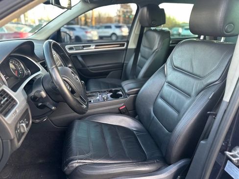 Used 2013 Volkswagen Touareg Sport image 12