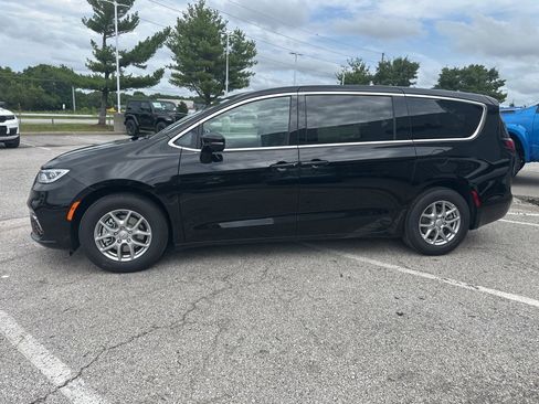 New 2025 Chrysler Pacifica Select w/ Uconnect Theater Family Group image 17