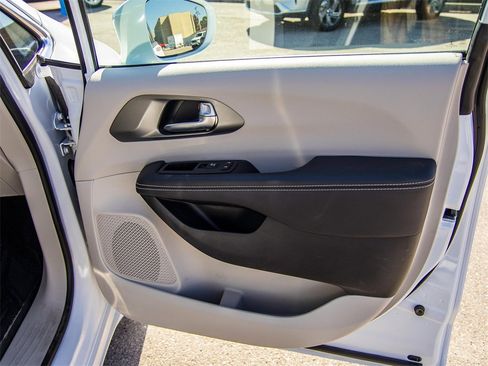 Used 2022 Chrysler Pacifica Touring-L image 17