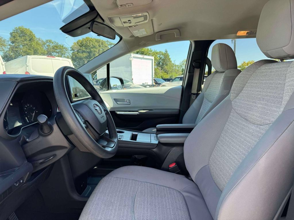 Used 2025 Toyota Sienna LE FWD image 16