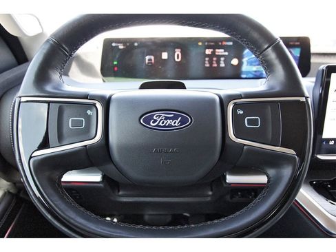 Used 2025 Ford Expedition Platinum image 11