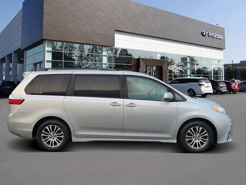 Used 2020 Toyota Sienna XLE image 4