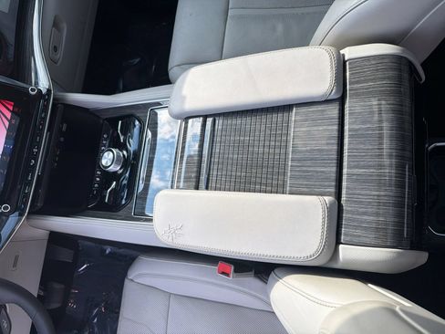 Used 2022 Jeep Wagoneer Series III w/ Premium Group I AWD/4WD image 30