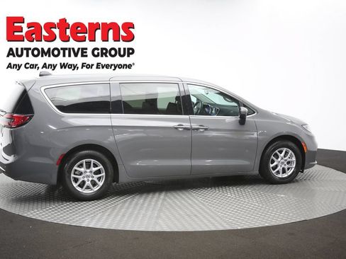 Used 2023 Chrysler Pacifica Touring-L FWD image 43