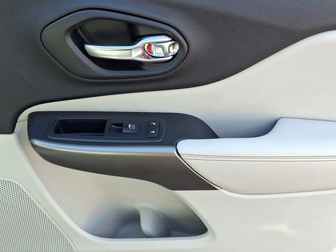 Used 2019 Jeep Cherokee Limited image 10