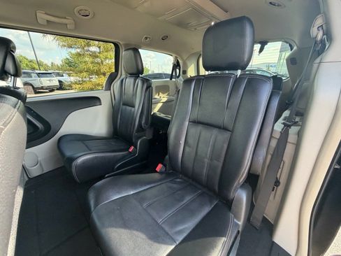 Used 2015 Chrysler Town & Country Touring FWD image 8