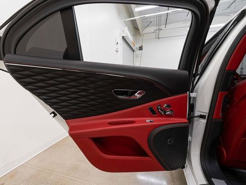 Used 2022 Bentley Flying Spur Plug-In Hybrid image 42