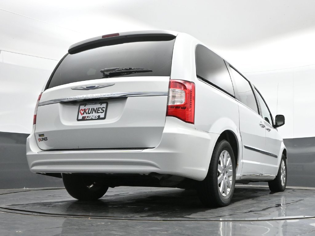 Used 2016 Chrysler Town & Country Touring FWD image 38