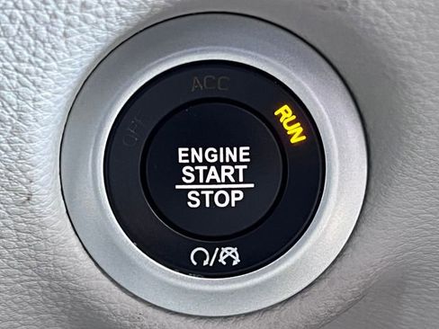 Used 2024 Chrysler Pacifica Touring-L FWD image 10