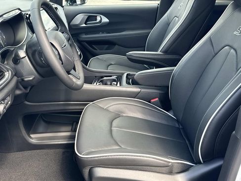New 2026 Chrysler Pacifica Limited w/ Uconnect Theater Family Group FWD image 14