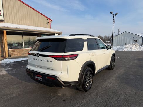 Used 2024 Nissan Pathfinder SV image 4