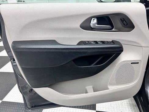 Used 2018 Chrysler Pacifica Limited w/ Tire & Wheel Group image 10